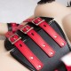 Contraintes corset et menottes simili cuir noir et rouge